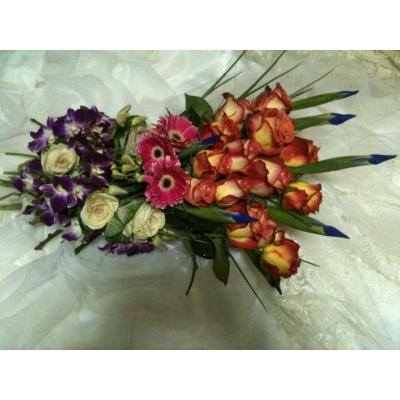 Create an amazing entrance in your wedding gown with a gorgeous display of Roses,Iris,Gerbera, Singapore Orchids & Floral Kale.