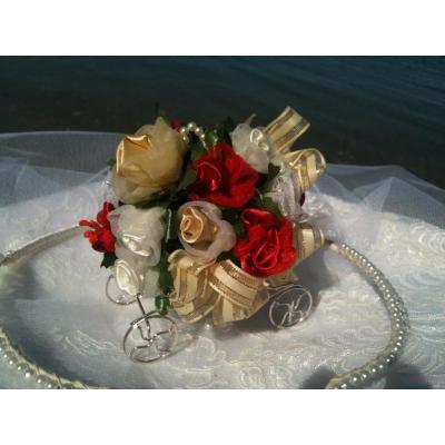 Choose a bomboniere style for your reception centrepiece,it will look beautiful and compliment the other bridal flowers.