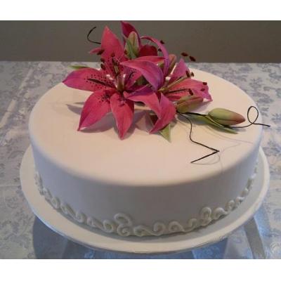 Gumpaste pink lillies really stand out to mark that special occassion for that special someone.