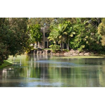 Hoilday Villa overlooking lake