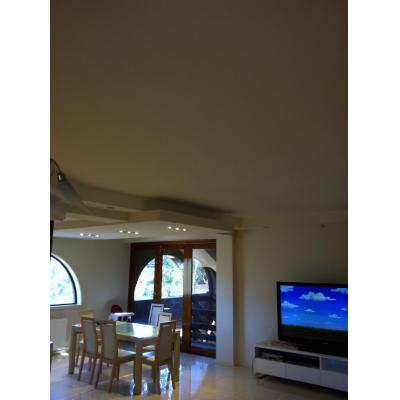 Cantilevered bulkhead featured above the dining table