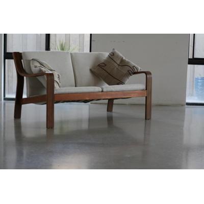 Natural polish of grey concrete. This style utelises the imperfections of the natural concrete to create feature.