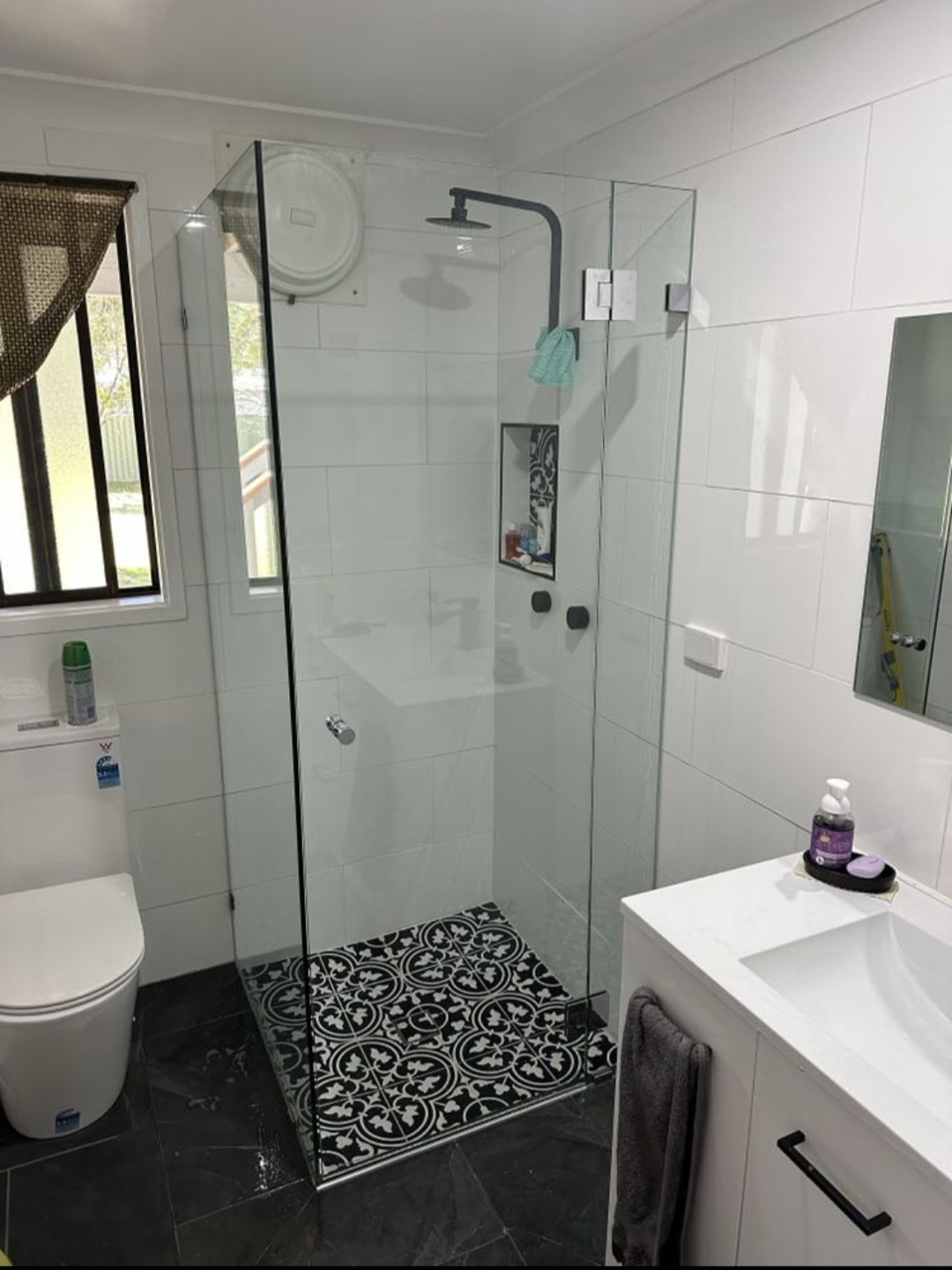 Bay shower screens