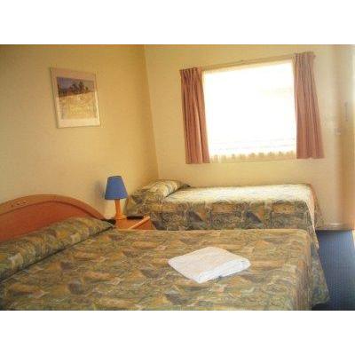 Hotel Rooms in Melbourne with both queen and single beds