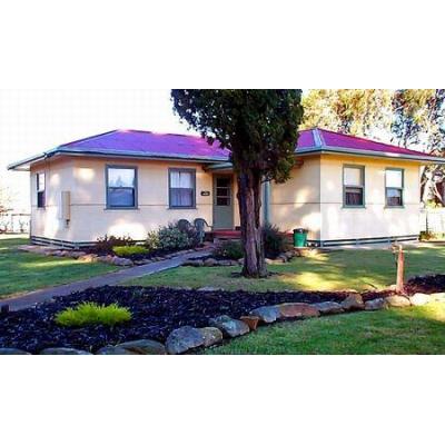 Fully Self contained 3 bedroom house 9-11  people